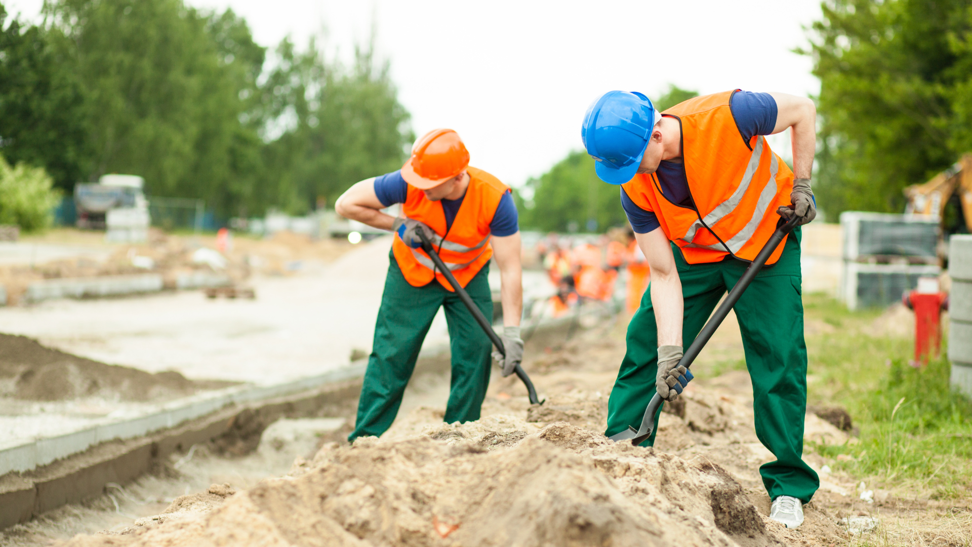 independent contractors working on a jobsite after securing the right insurance policies.